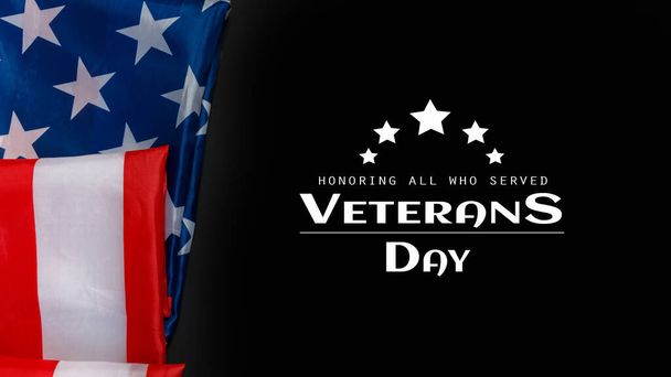Fijne Veteranendag. Amerikaanse vlaggen met de tekst dank u veteranen tegen een zwarte achtergrond. 11 november. - Foto, afbeelding