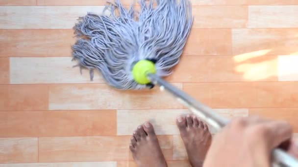 Home, concetto di pulizia pulizia pavimento in legno con mop. - Filmati, video