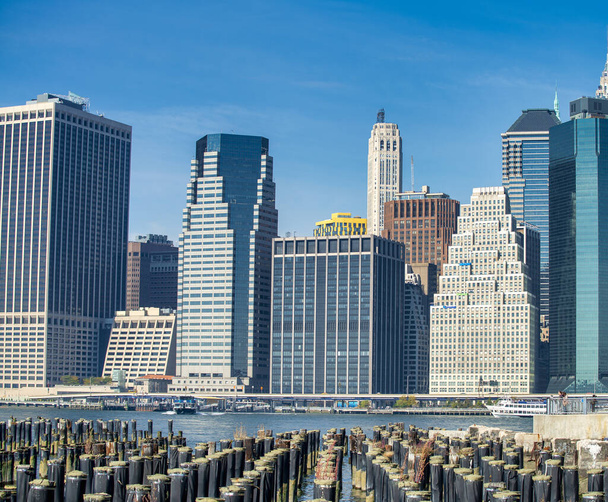 ニューヨークの美しい晴れた日にマンハッタンのスカイラインを下ります。. - 写真・画像