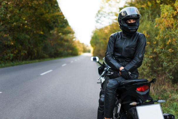 Bisikletli kadın motosiklete biner. - Fotoğraf, Görsel