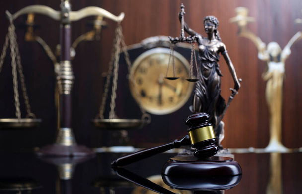 Νομική έννοια. Δικαστής ξύλινο σφυρί, κλίμακα, παλιό ρολόι και το άγαλμα του Θέμη σε καφέ φόντο. - Φωτογραφία, εικόνα