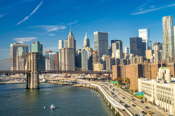 Increíbles colores al atardecer de Nueva York. skyline del Bajo Manhattan. - Foto, imagen