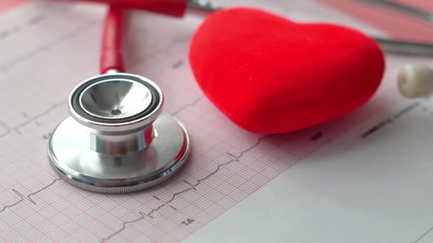 stetoscopio e cuore su un diagramma cardio. - Filmati, video