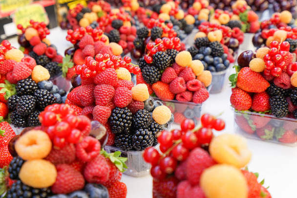  frutta fresca venduta sul mercato. - Foto, immagini
