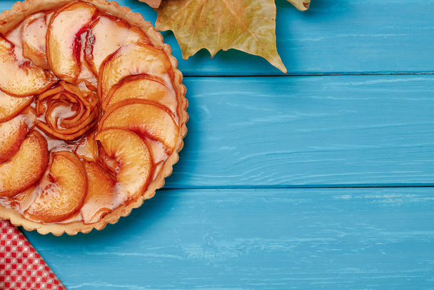 Apple tart pie on blue wooden background - Фото, зображення