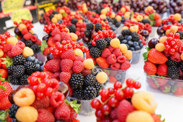  fresh fruits sold in market. - Zdjęcie, obraz