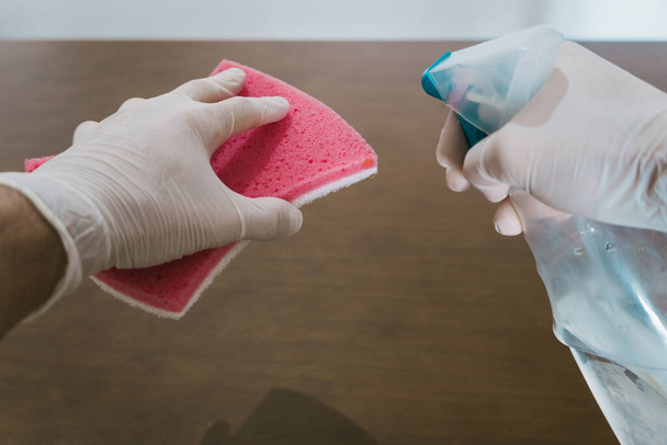 Miesten kädet puhdistus sienellä ja huonekalujen puhdistusaineella. Ensimmäisen persoonan simulaatio. - Valokuva, kuva
