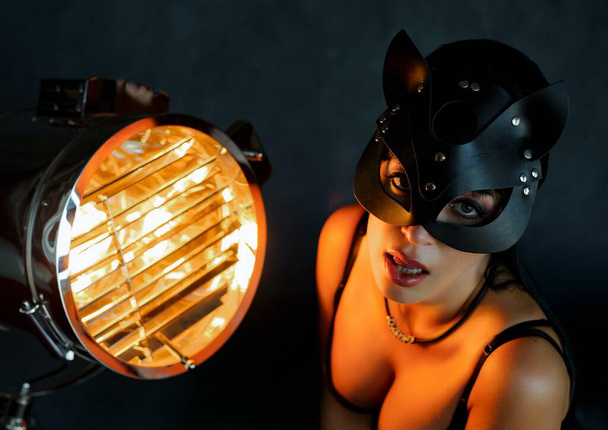 Сексуальная девушка в кожаной маске кошки bdsm - Фото, изображение