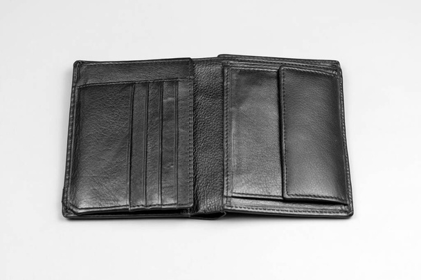Skórzany czarny portfel męski za pieniądze i karty kredytowe na szarym tle - Zdjęcie, obraz