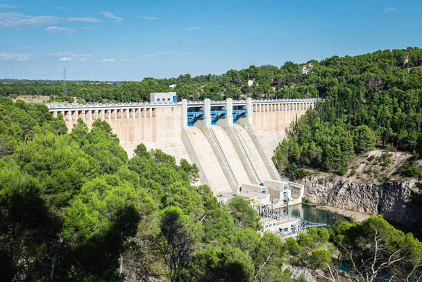 Jucar nehrindeki baraj, Alarcon 'dan sadece 6 kilometre uzakta, Cuenca, Castilla-La Mancha, İspanya' da ünlü bir ortaçağ kasabası.. - Fotoğraf, Görsel