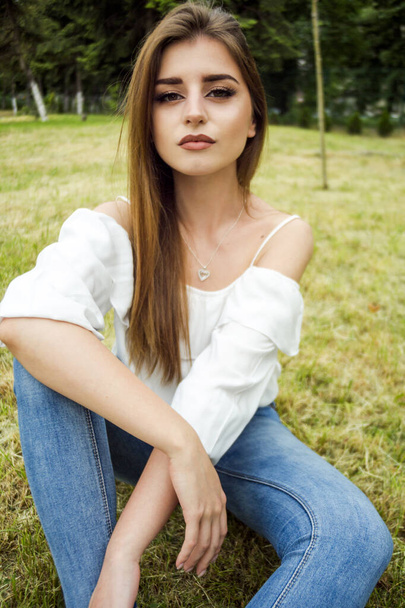 žena portrét venku v zeleném parku - Fotografie, Obrázek
