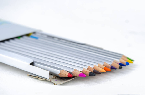 Conjunto de lápices de colores en una caja. Aislado sobre blanco - Foto, Imagen