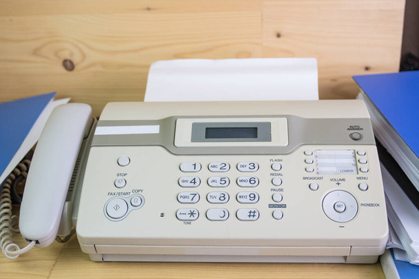De faxmachine voor het verzenden van documenten in het kantoorconcept apparatuur die nodig is in functie  - Foto, afbeelding