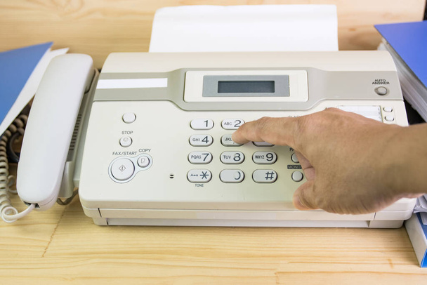 ruční obsluha používá fax v kanceláři, zařízení pro přenos dat. - Fotografie, Obrázek
