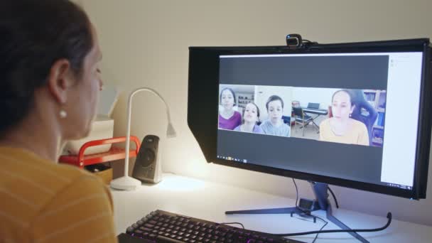 Мама розмовляє зі своїми дітьми онлайн на комп'ютері під час блокування COVID-19. - Кадри, відео