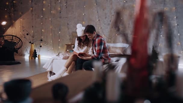 Молода пара пропагує активне читання на Різдво. Веселе подружжя веселиться., - Кадри, відео