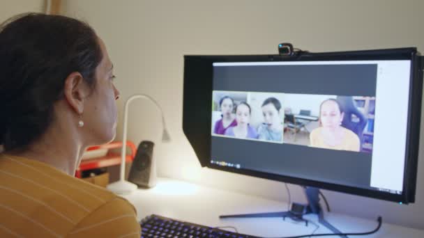 Мама разговаривает со своими детьми онлайн на компьютере во время блокировки COVID-19 - Кадры, видео