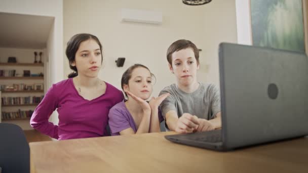 Matka rozmawia z dziećmi przez komputer podczas blokady COVID-19 - Materiał filmowy, wideo