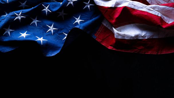 Amerikai zászló fekete háttérrel. Emléknap, elnökök, veteránok, munkások, függetlenség vagy július 4. Felülnézet, másolás hely szöveg. - Fotó, kép