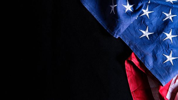 Αμερικανική σημαία σε μαύρο φόντο. Για την Ημέρα Μνήμης, Προέδρων, Βετεράνων, Εργασίας, Ανεξαρτησίας ή της 4ης Ιουλίου. Πάνω προβολή, αντιγραφή χώρου για κείμενο. - Φωτογραφία, εικόνα