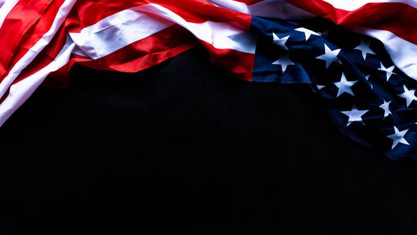 US-amerikanische Flagge vor schwarzem Hintergrund. Für Memorial, Präsidenten, Veteranen, Arbeit, Unabhängigkeit oder den 4. Juli. Ansicht von oben, Kopierraum für Text. - Foto, Bild