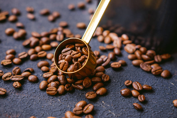 Олов'яна ложка з кавовими зернами крупним планом
 - Фото, зображення