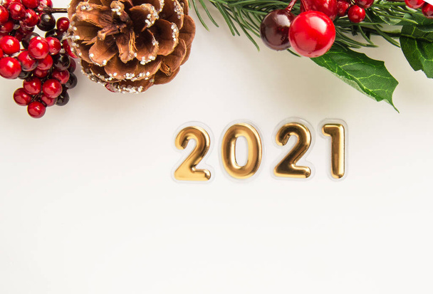 Año nuevo 2021 con decoraciones navideñas y números dorados. Tarjeta de vacaciones. Navidad y feliz año nuevo, vista superior, plano, espacio para copiar - Foto, Imagen