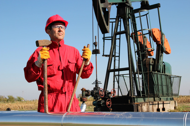 Travailleur de l'industrie pétrolière avec marteau-piqueur
 - Photo, image