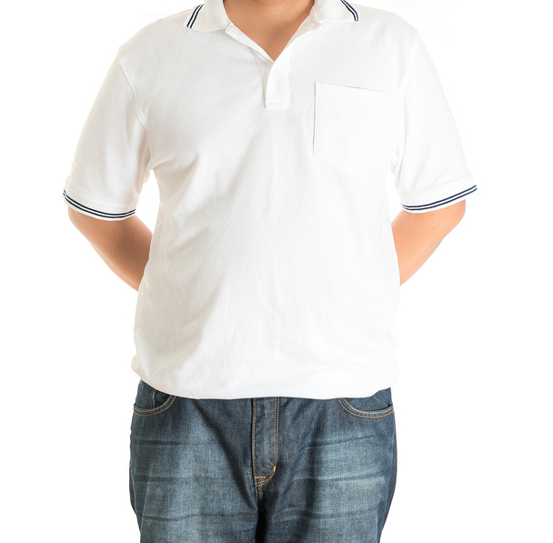 Mann in weißem Polo-T-Shirt auf weißem Hintergrund - Foto, Bild