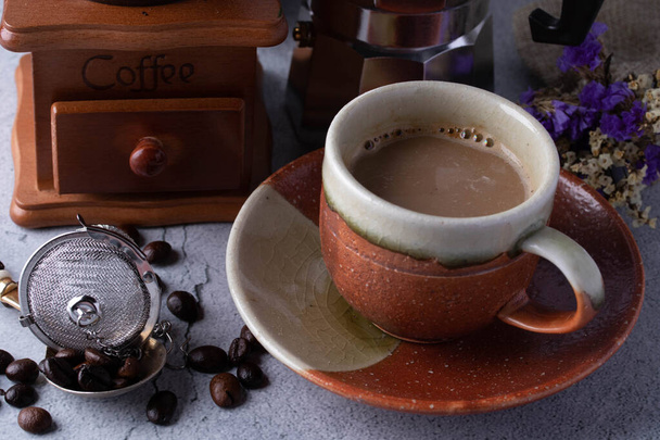 Kuumaa kahvia ruskeassa kahvikupissa - Valokuva, kuva