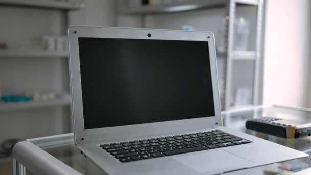 Laptop obrazovka v lékárně pro sledování a nahrazení vaším obsahem. - Záběry, video