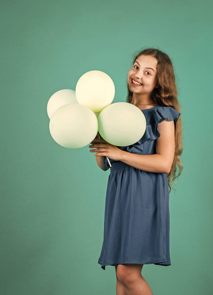 happy birthday party. small girl with party balloon. prepare for holiday. ready to celebrate. concept of dreaming. childhood happiness. kid fashion beauty. imagination and inspiration - Foto, Imagen