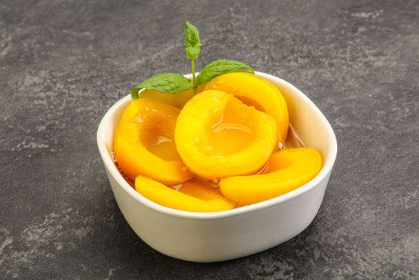 Makeat kypsät persikat ja mintunlehdet - Valokuva, kuva