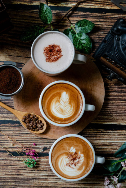 Una taza de cacao caliente y café con galletas en un té de la tarde pausado - Foto, Imagen