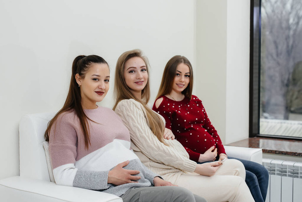 Pregnant girls are waiting for the doctor in the waiting room - Foto, Imagen