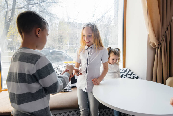 Small children play and socialize in cafes. Recreation and lifestyle - Valokuva, kuva
