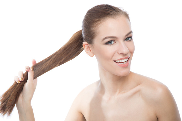 健康的な輝く髪を示すモデルのスタジオ ポートレート - 写真・画像