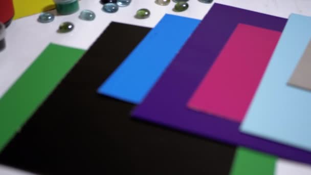 Na stole je barevná paleta papíru. Duhová kompozice. Tvůrčí myšlení - Záběry, video