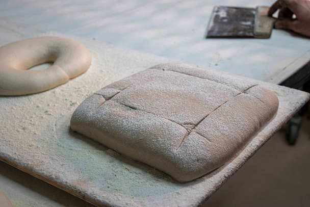 Gros plan sur du pain cru sur une tablette en bois - Photo, image