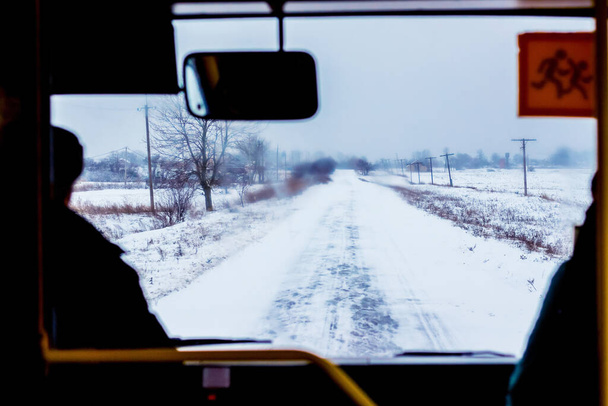 Camino de invierno desde la ventana del autobús. Viajes en invierno - Foto, imagen