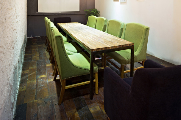 mpty vergadering en conferentiefaciliteiten tabel  - Foto, afbeelding