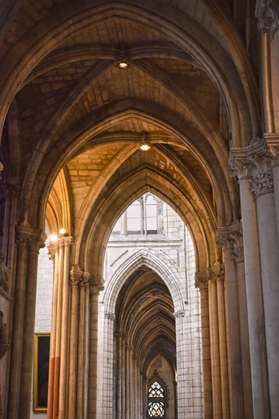 Вертикальный кадр готического собора - Фото, изображение