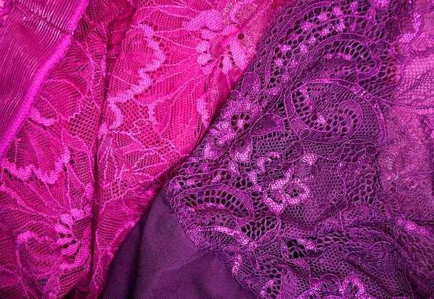 Plein cadre rose et violet dentelle culotte. La vue du haut. Belle lingerie. Pose plate. - Photo, image