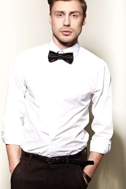 Man in white shirt and bow tie - Foto, afbeelding