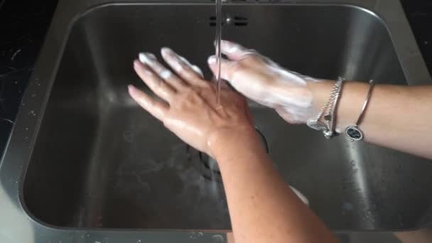 lavarsi bene le mani più volte al giorno è di fondamentale importanza per sconfiggere batteri e virus sul nostro corpo ed evitare la pandemia di coronavirus Covid 19 - Filmati, video