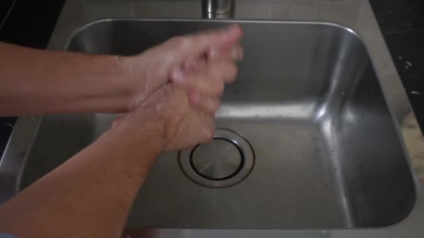 lavarse bien las manos varias veces al día es de fundamental importancia para derrotar a las bacterias y virus en nuestro cuerpo y evitar la pandemia de brotes de coronavirus Covid 19 - Metraje, vídeo