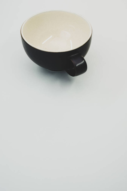 A vertical shot of a ceramic cup - Foto, Bild
