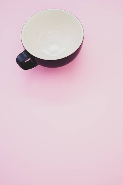 A vertical shot of a ceramic cup - Foto, immagini