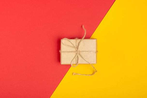 Gift box wrapped in kraft paper. Gift shopping concept, online store - Fotografie, Obrázek