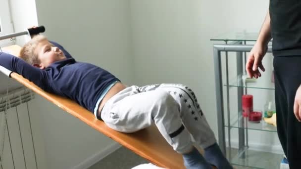 Professionele fysiotherapeut behandelt een kind in de kliniek.  - Video